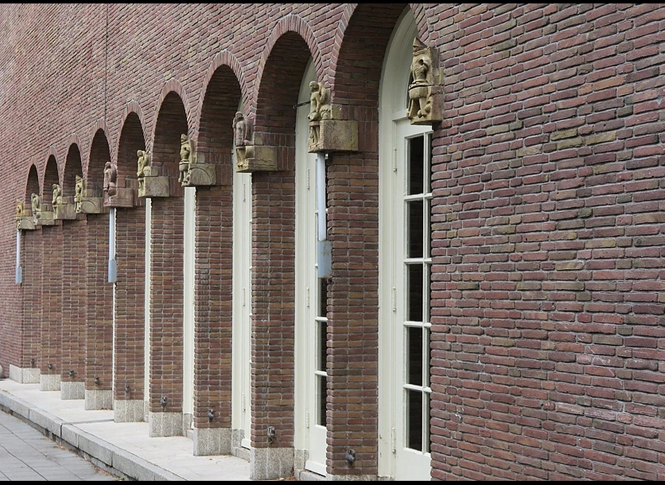 Gerrit van der Veenstraat 99 beeldjes tussen de bogen van de lange zijde van de gymzaal (2016)