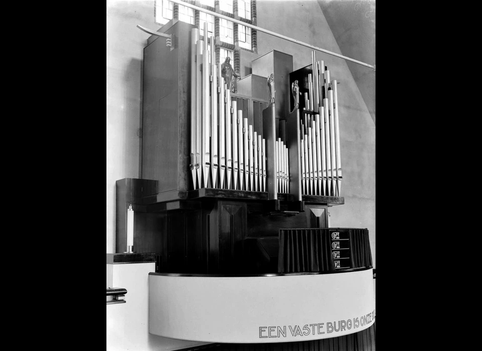 Gerrit van der Veenstraat 36-38 Lutherkapel orgel met Christusbeeld (1955)