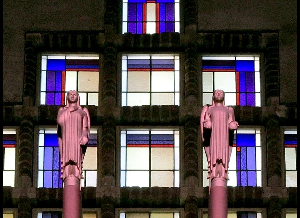 Gerrit van der Veenstraat 36-38 Lutherkapel figuren Overgave en Toewijding bij orgel (2016)