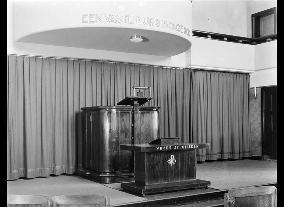 Gerrit van der Veenstraat 36-38 Lutherkapel avondmaalstafel (1955)
