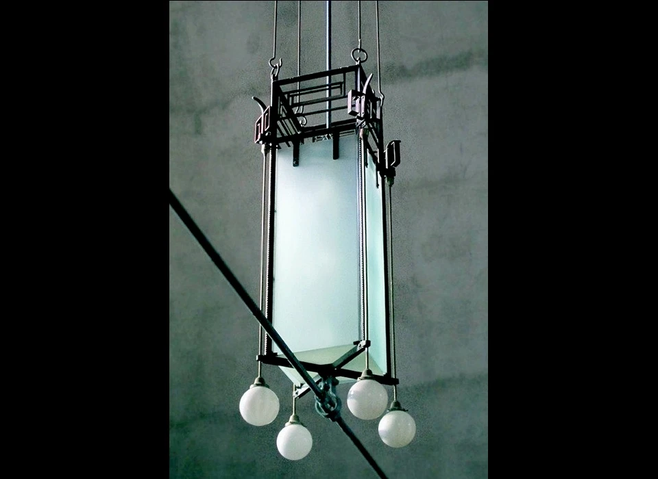 Gerrit van der Veenstraat 36-38 Lutherkapel lamp in Amsterdamse School-stijl (2016)