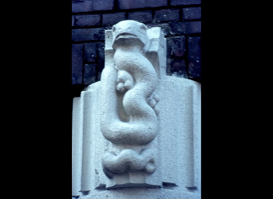 Gerrit van der Veenstraat 119 steen met afbeelding van een slang