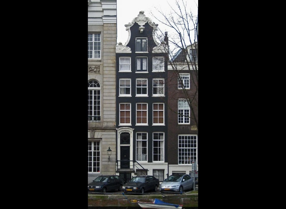 Keizersgracht 322 in de 18de eeuw krijgt de klokgevel een sierlijker vorm (2016)