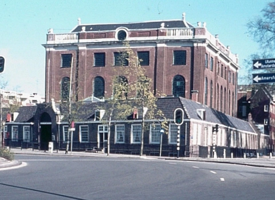 Mr.Visserplein 1-3 Portugese Synagoge in Hollands Classicisme strakke stijl (1981)