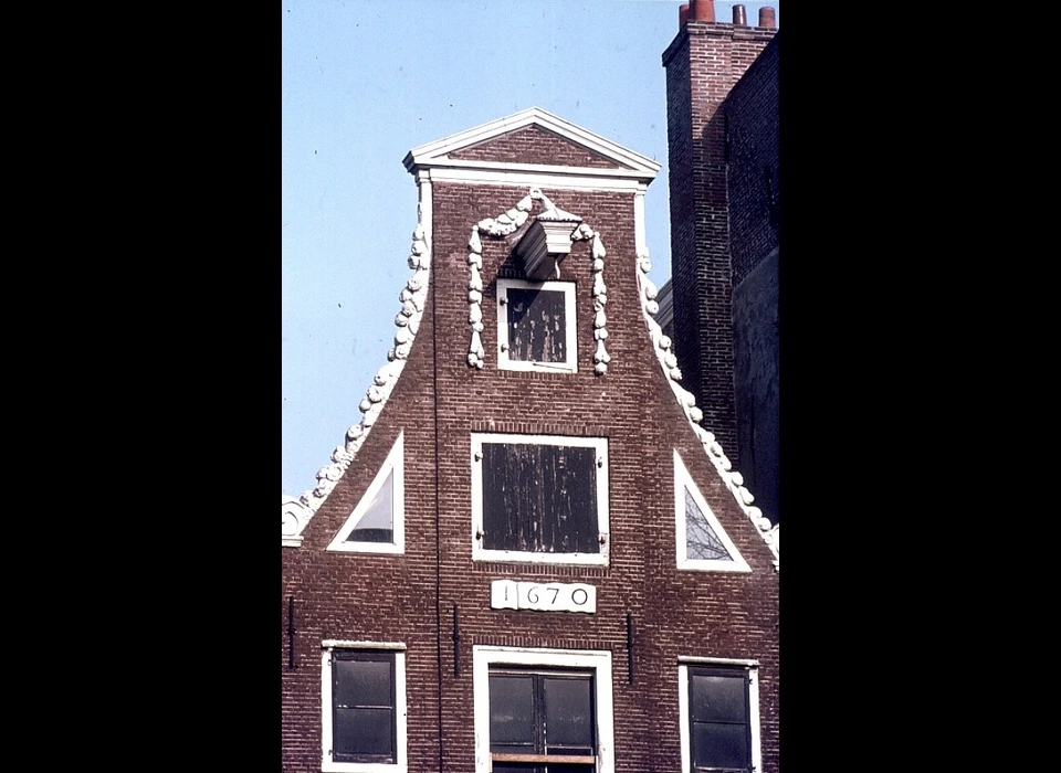 Herengracht 607 overgangstype van halsgevel naar klokgevel lijkt nog veel op de halsgevel (1976)
