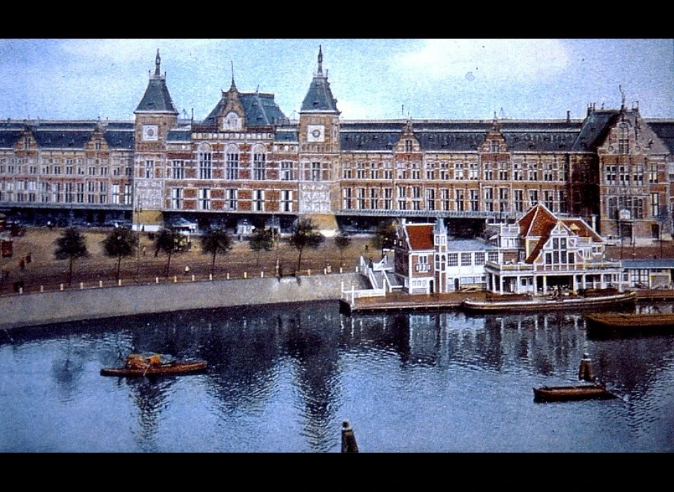 Stationsplein Centraal Station en NH-Koffiehuis (eclectische stijl )