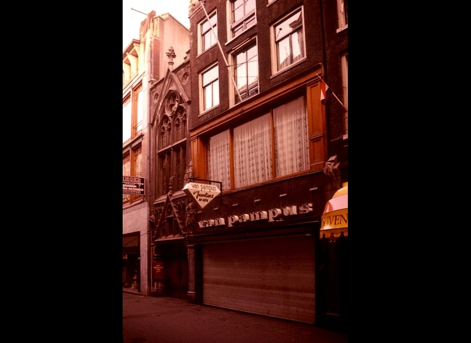 Kalverstraat 58 Neo-Gotiek huiskerk De Papegaai (1976)