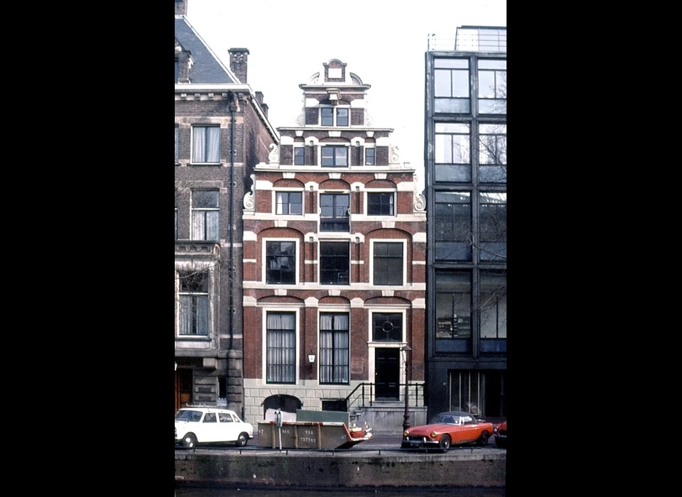 Herengracht 203 overgangstype van trapgevel naar halsgevel met grote trappen en klauwstukjes (1974)