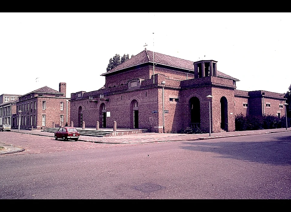 Burgemeester Eliasstraat hoek Burgemeester Vening Meineszlaan 112 kerkgebouw Bossche School (1970)