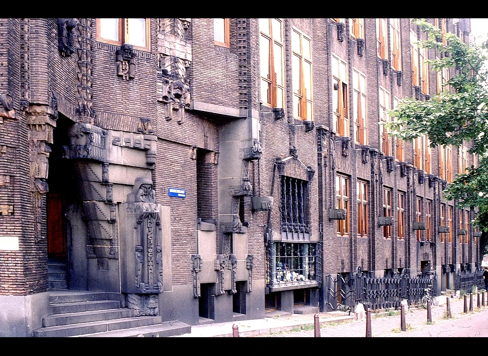 Prins Hendrikkade 108-114 Scheepvaarthuis beeldhouwwerk Indische Oceaan Amsterdamse School (1980)
