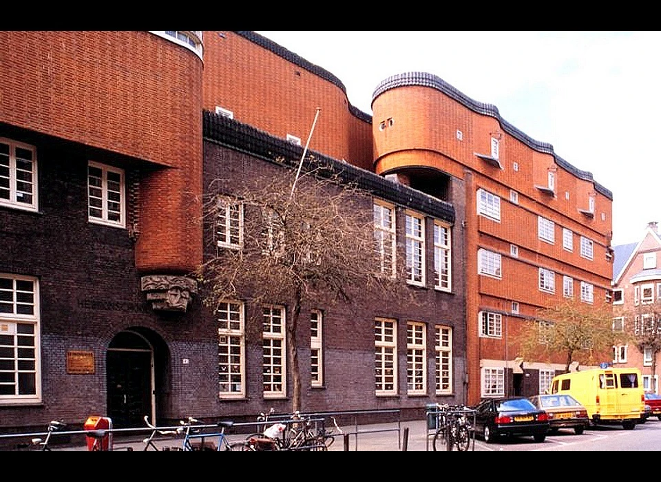 Oostzaanstraat 45 voorheen Hebronschool nu museum Het Schip Amsterdamse School (2010)