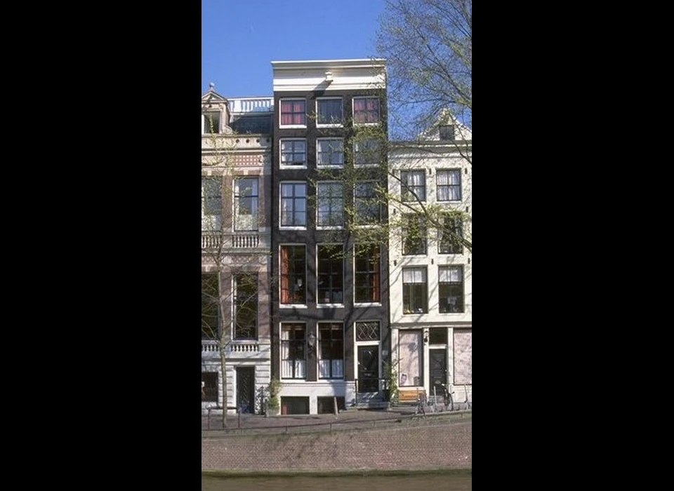 Herengracht 241 versoberde rechte lijstgevel (1981)