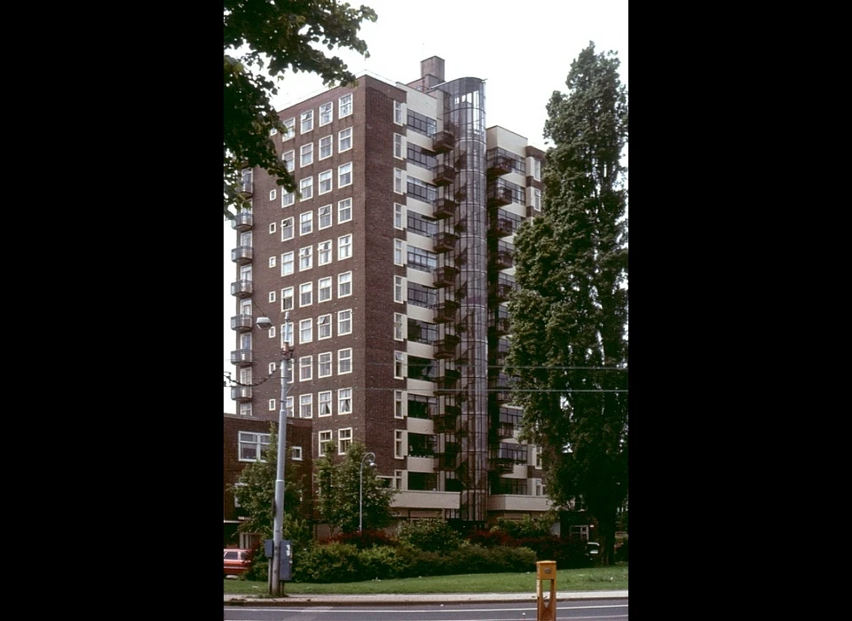 Victorieplein 45-47 12-verdiepingenhuis (wolkenkrabber) Nieuwe Bouwen (1984)