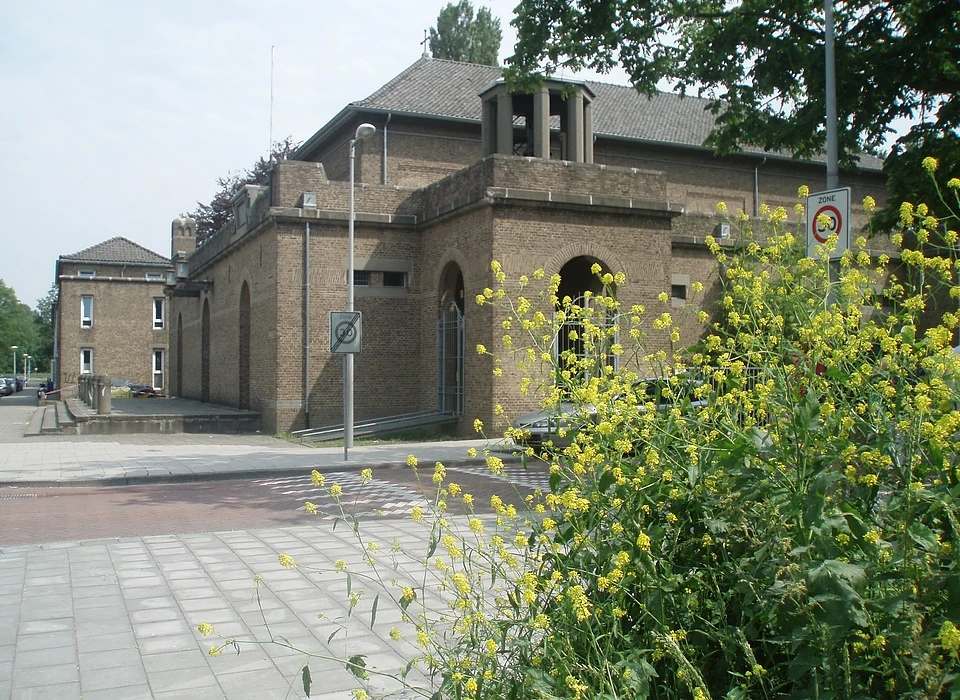 Burgemeester Eliasstraat hoek Burgemeester Vening Meineszlaan 112 kerkgebouw Bossche School (2012)