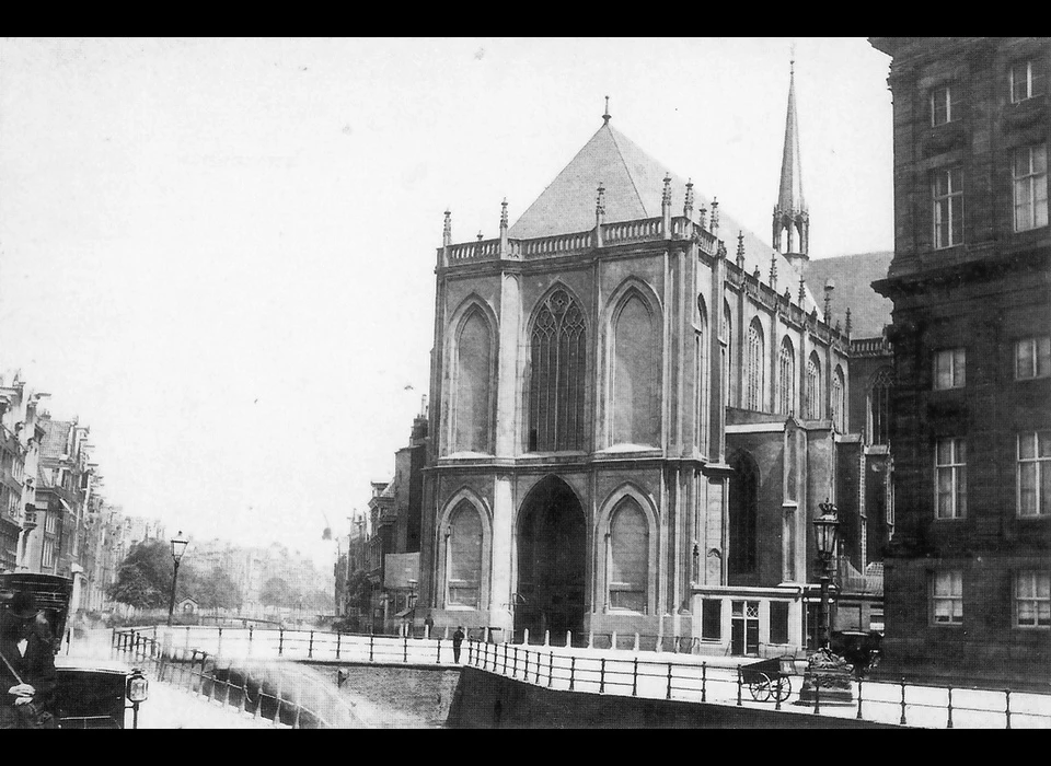 Nieuwezijds Voorbugwal 139-145 Nieuwe Kerk over Donkere Sluis Gotische bouwstijl ((1884)