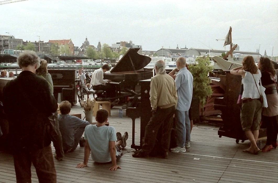 Grachtenfestival pianokerkhof bij Muziekgebouw aan het IJ