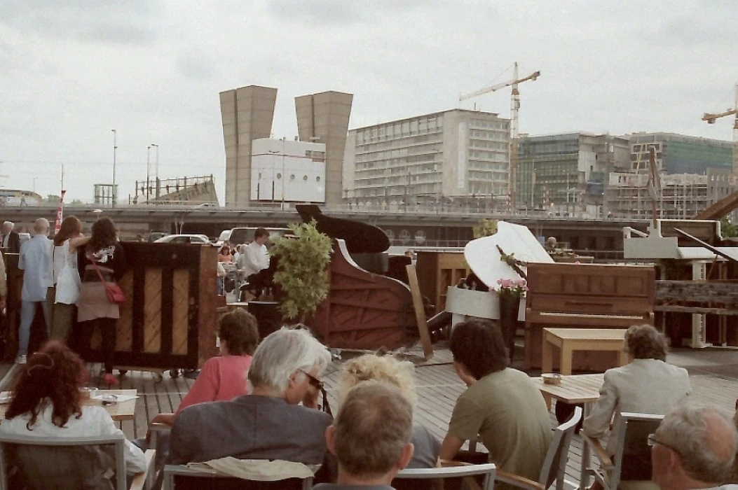 Grachtenfestival pianokerkhof bij Muziekgebouw aan het IJ