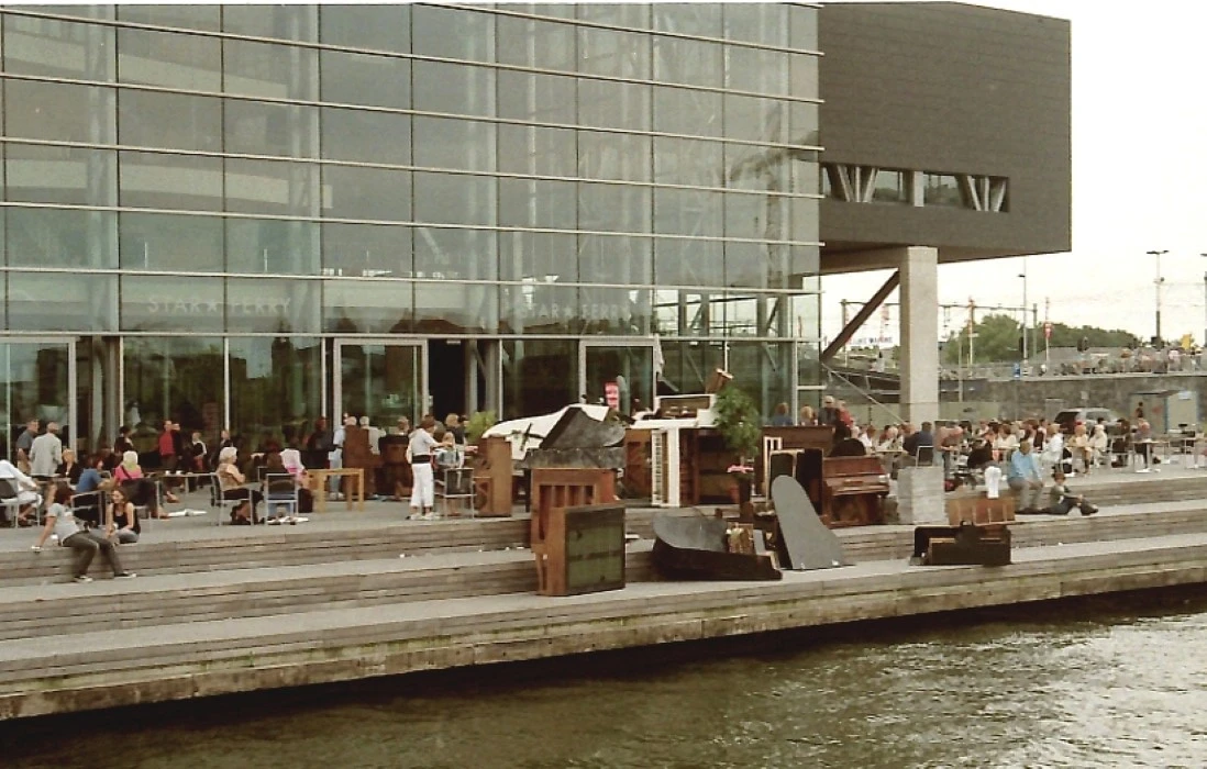 Grachtenfestival pianokerkhof bij Muziekgebouw aan het IJ