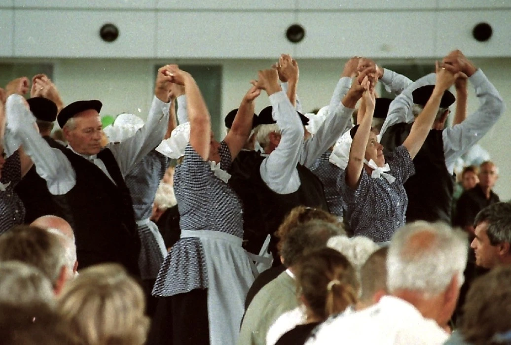 Grachtenfestival volksdansgroep in Passagiers Terminal