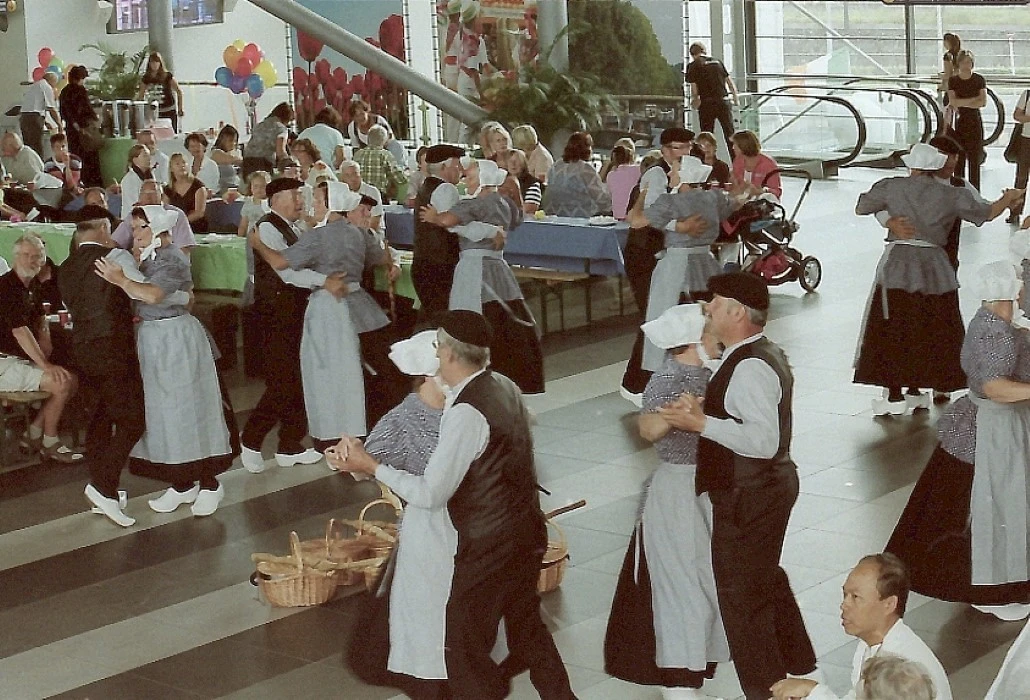 Grachtenfestival volksdansgroep in Passagiers Terminal