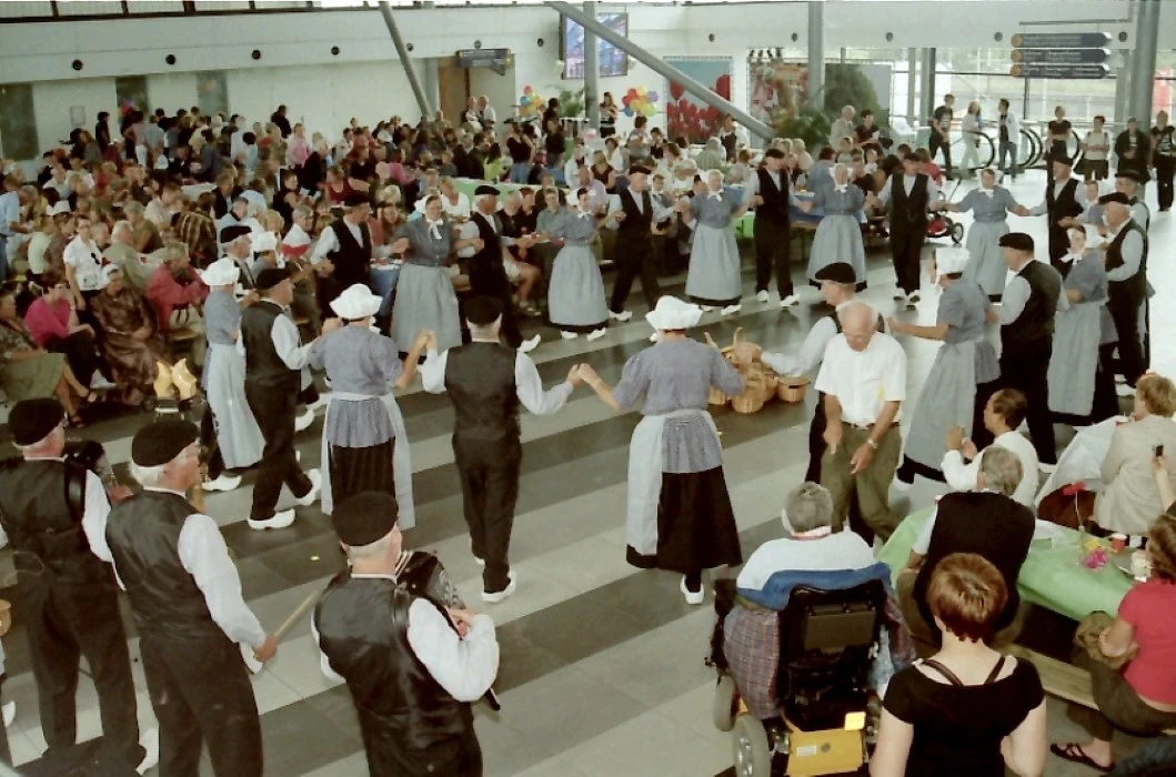 Grachtenfestival volksdansgroep in Passagiers Terminal