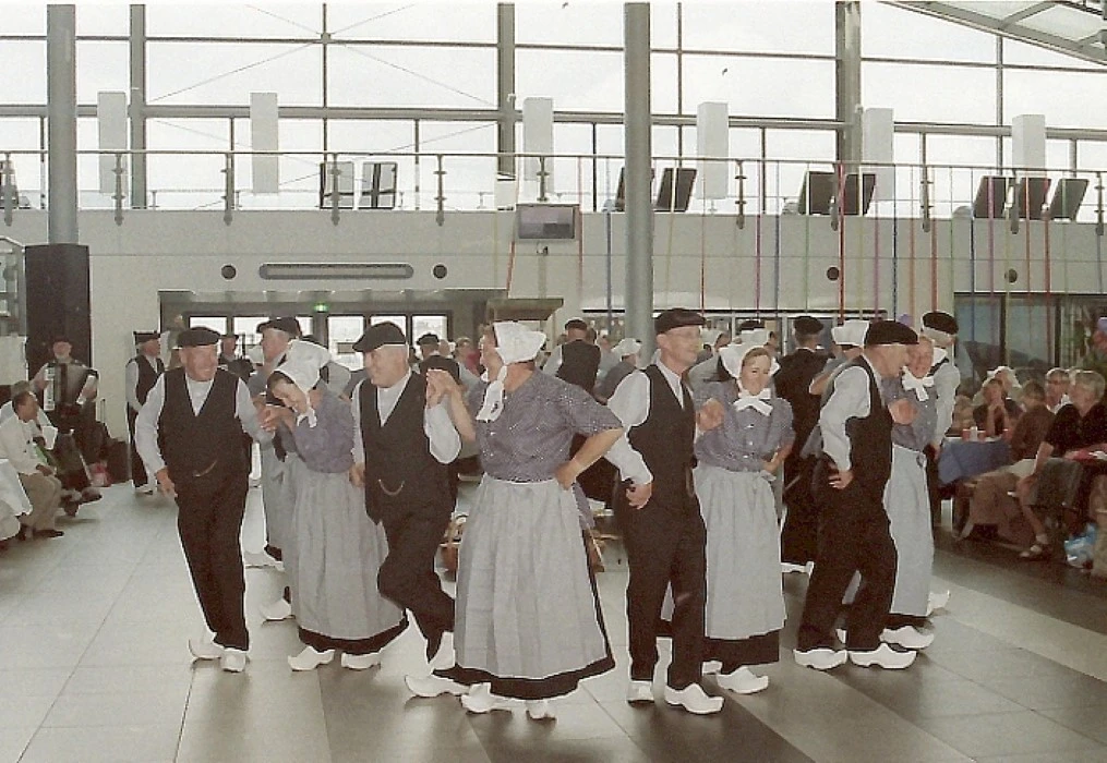 Grachtenfestival volksdansgroep in Passagiers Terminal