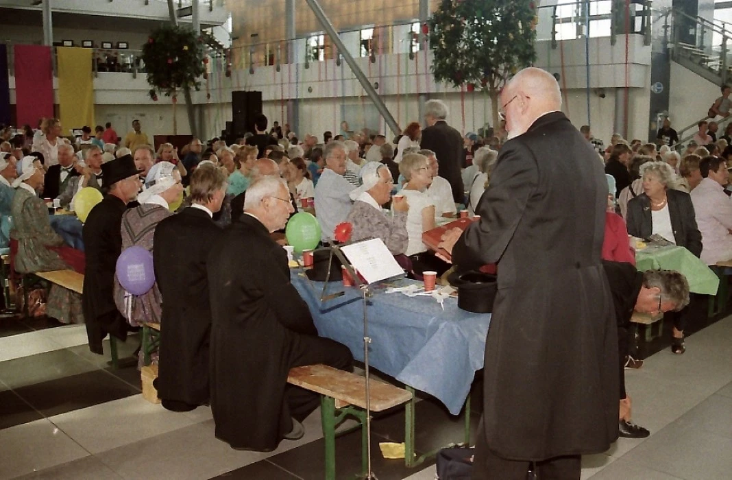 Grachtenfestival volksdansgroep in Passagiers Terminal