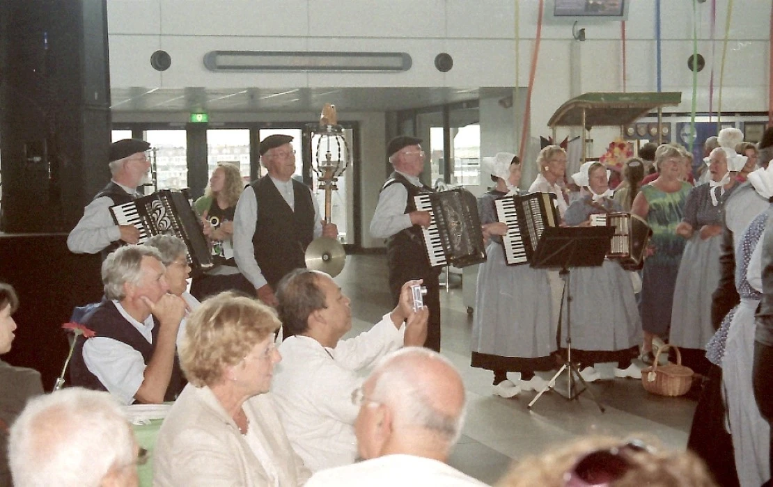 Grachtenfestival volksdansgroep in Passagiers Terminal