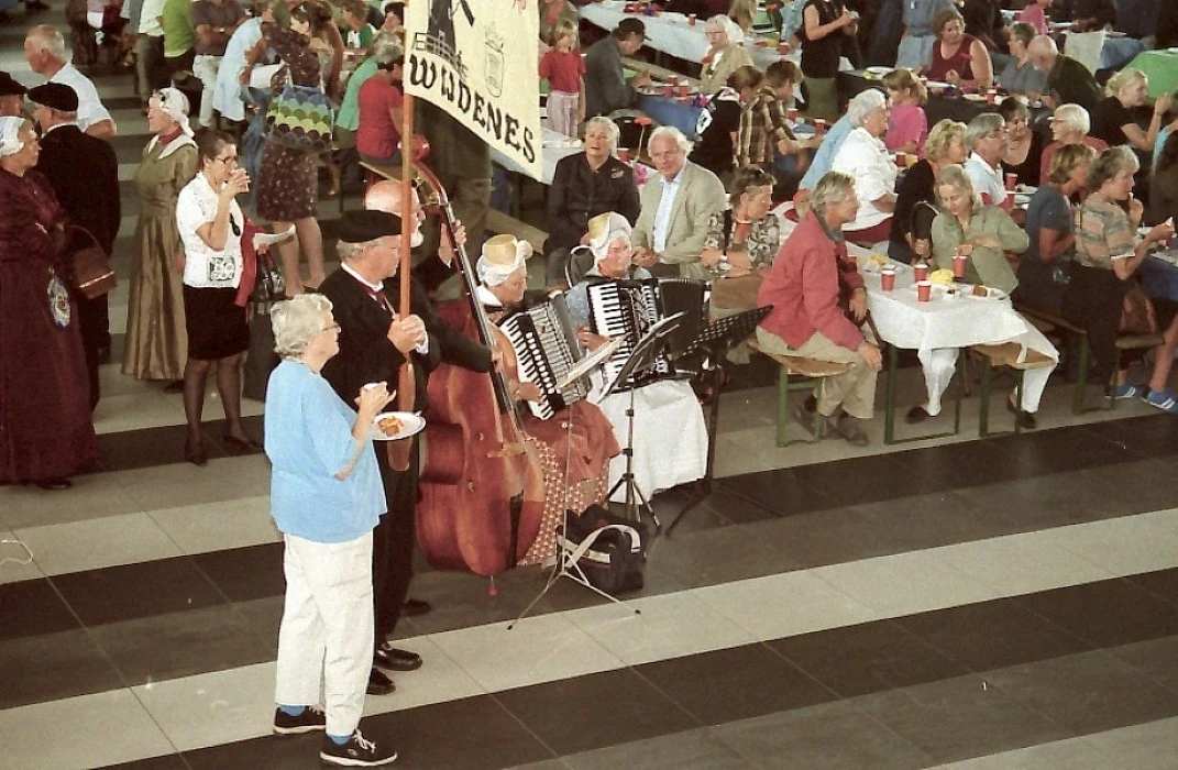 Grachtenfestival volksdansgroep in Passagiers Terminal