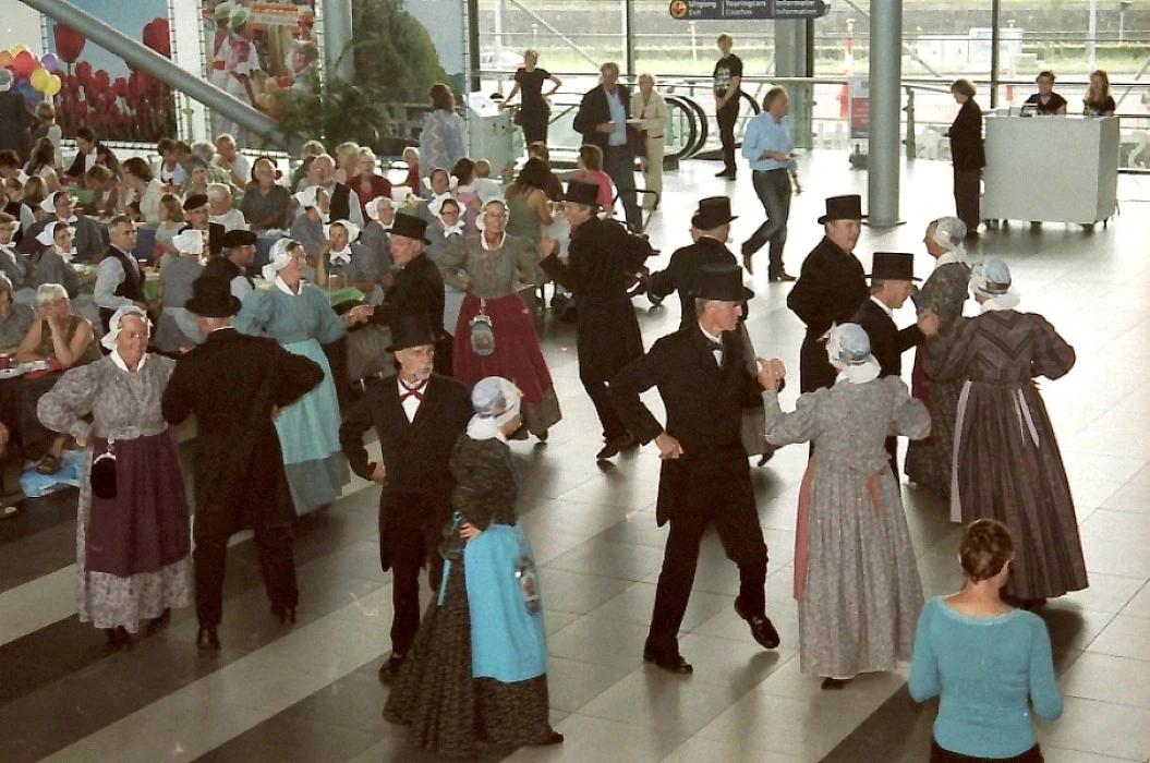 Grachtenfestival volksdansgroep in Passagiers Terminal