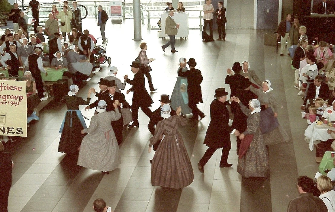 Grachtenfestival volksdansgroep in Passagiers Terminal