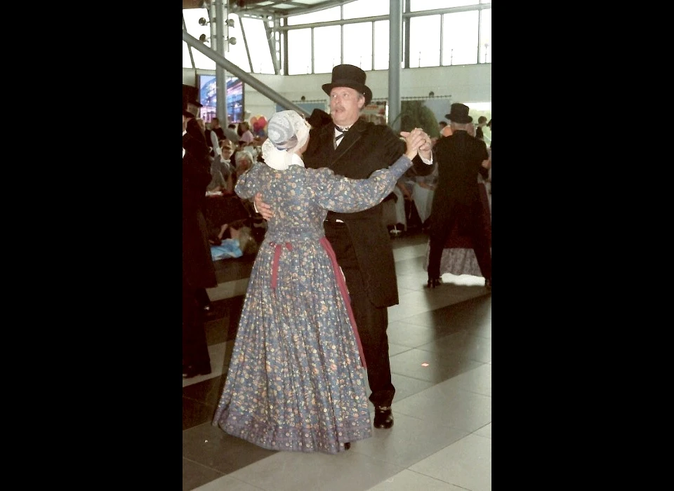 Grachtenfestival volksdansgroep in Passagiers Terminal