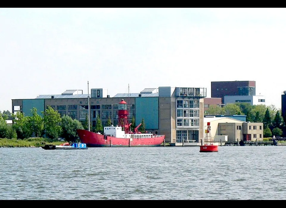 Grasweg 53-85 lichtschip ligt in 2023 aan de Mariadistelkade 6 als B&B (2008)