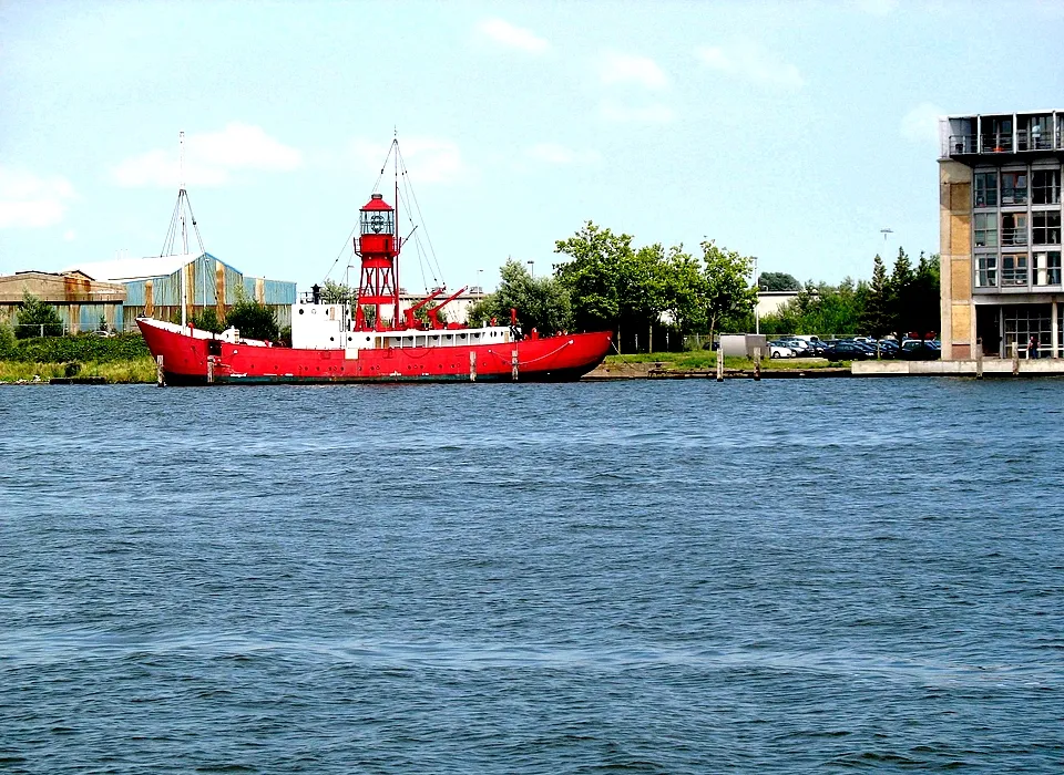 Grasweg 53-85 lichtschip ter hoogte van vroegere werf De Vries Lentsch, nu aan Mariadistelkade 6 als B&B (2008)