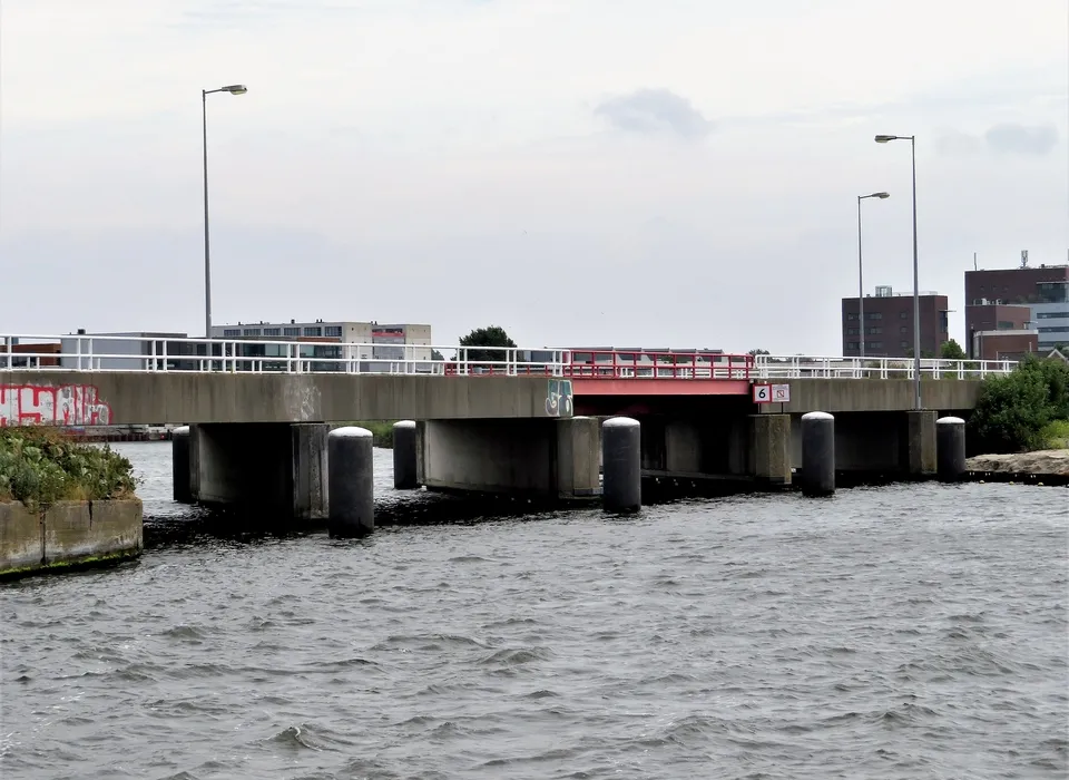 Grasweg Wim Ibobrug over Tolhuiskanaal, het rode deel is uitneembaar (2017)