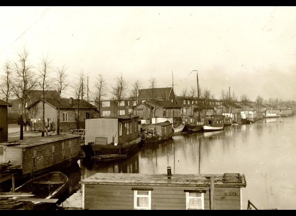Grasweg links Tolhuiskanaal rechts en in het midden woonschepen (1927)