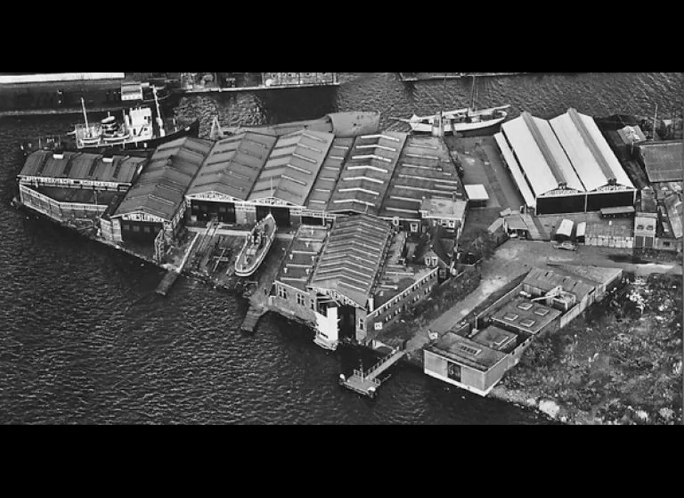 Grasweg 53-85 werf G.de Vries Lentsch, de weg van IJ naar Tolhuiskanaal is de 
					  voormalige Klaverweg. Bebouwing rechts van Klaverweg en IJ wordt later Scheepvaartloods (1957) 