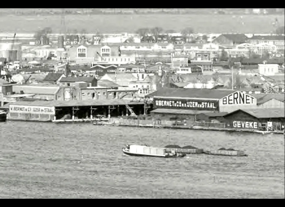 Grasweg 40 W.Bernet & Co gezien over het IJ (1963)