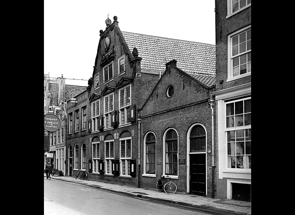 Staalstraat 7 de aanbouwen van de Saaihal hebben toegangsdeuren gekregen (circa.1956), let op het grote bord 'Verboden rijwielen te plaatsen'