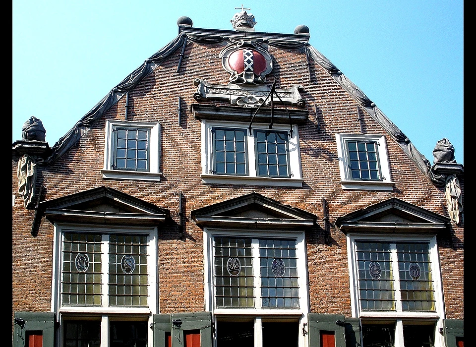 Staalstraat 7 Top Saaihal met draperieën, gemeentewapen van Amsterdam en jaartal anno 1641 en kroon met Rijksappel (2008)