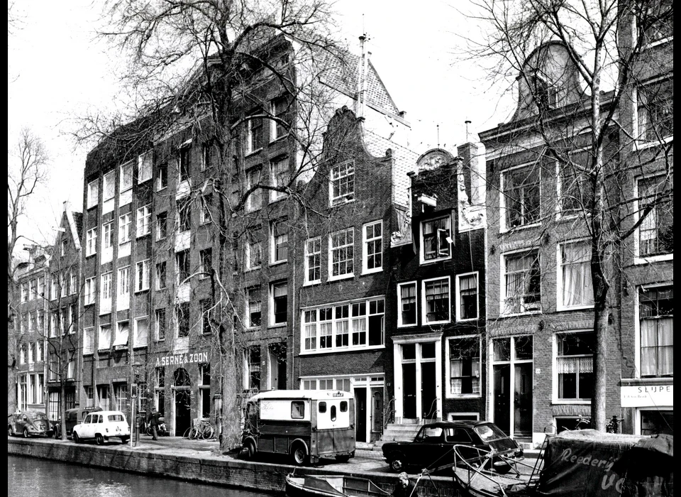 Groenburgwal 37-51 v.l.n.r. op 45 een pakhuis van de firma Serné, verhuurbedrijf van toneelkostuums en gevestigd aan de Groenburgwal 56 (1971)