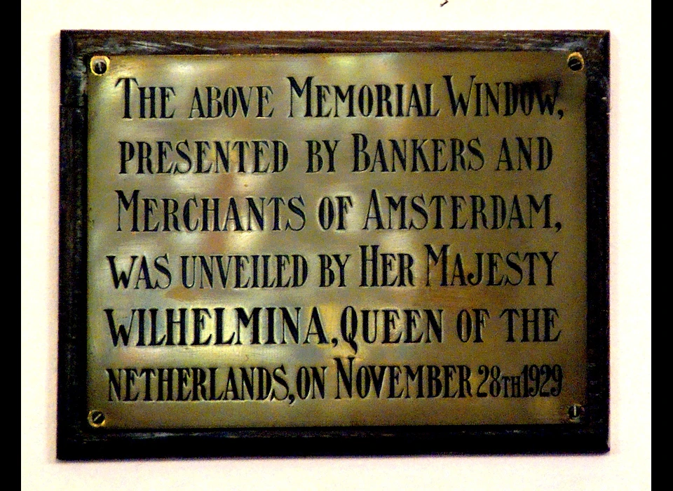 Groenburgwal 42 herdenkingsplaquette aanbieding glas-in-lood venster door bankiers en handelaren en de onthulling door koningin Wilhelmina in 1929 (2018)