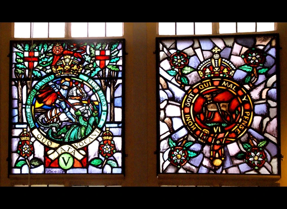 Groenburgwal 42 glas-in-lood venster met de regimentswapens van de Northumberland Fusiliers en het Royal Warwickshire Regiment. Deze twee legereenheden hebben onder Willem III gediend. (2018)