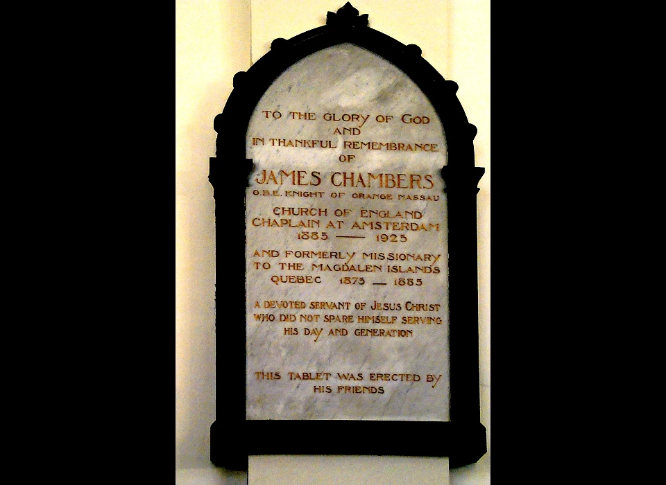 Groenburgwal 42 gedenksteen bij overlijden kapelaan James Chambers (1925) die het meubilair liet restaureren en de neogotische betimmeringen en lambriseringen aanbrengen (2018)