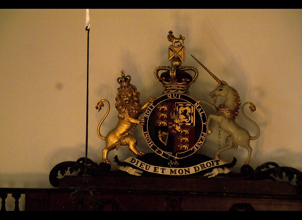 Groenburgwal 42 top altaar Engelse Episcopale kerk met het Engelse wapen, geflankeerd door een leeuw en een eenhoorn (2018)