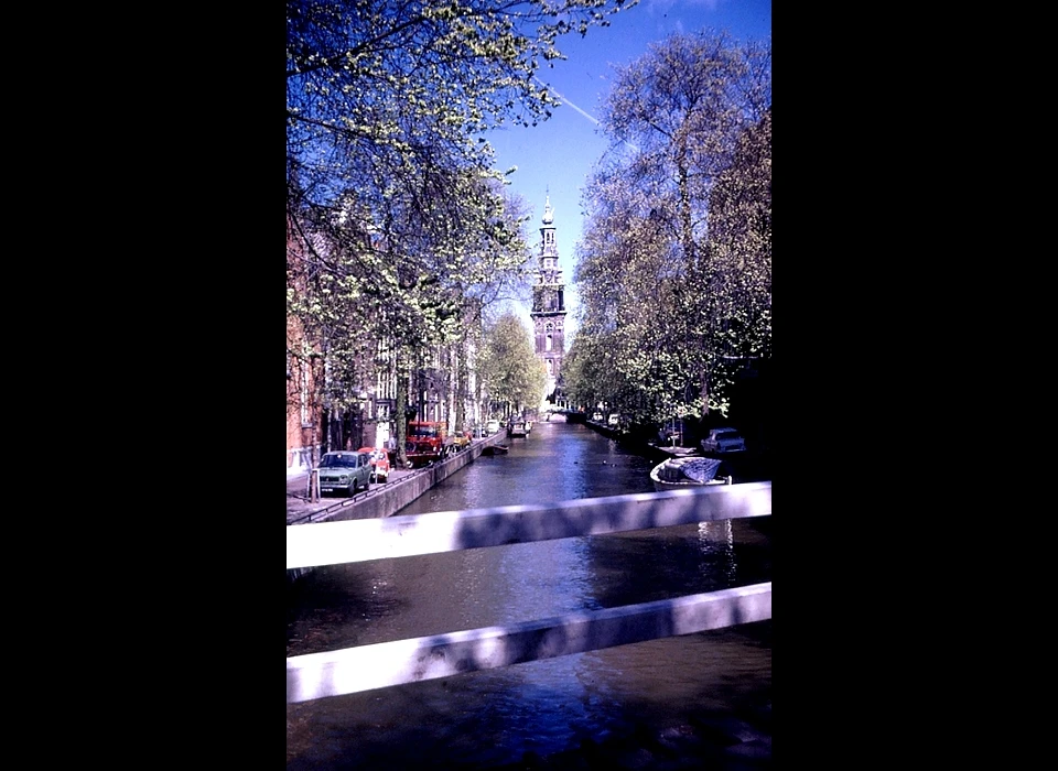 Groenburgwal gezien vanaf Staalstraat naar Raamgracht en Zuiderkerk (1980)