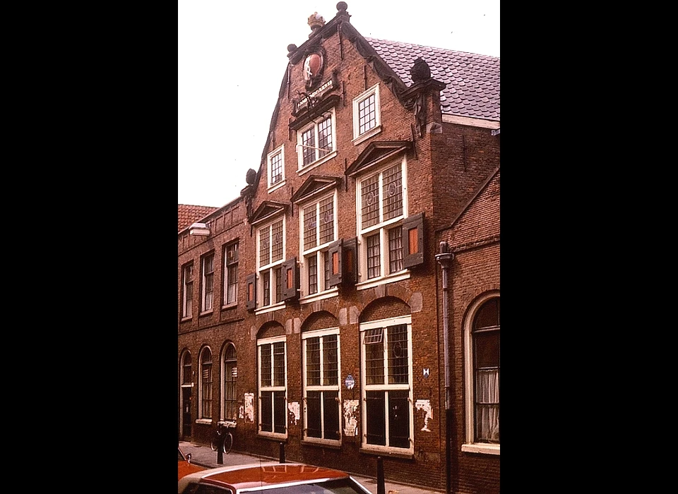 Staalstraat 7 in de bovenlichten van de ramen zijn glas-in-lood vensters geplaatst met de geschiedenis van de Saaihal (1976)