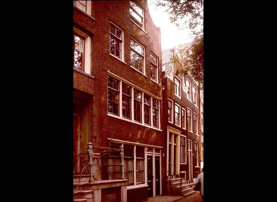 Groenburgwal 49-51, 51 halsgevel van ongeveer 1700 (1976)