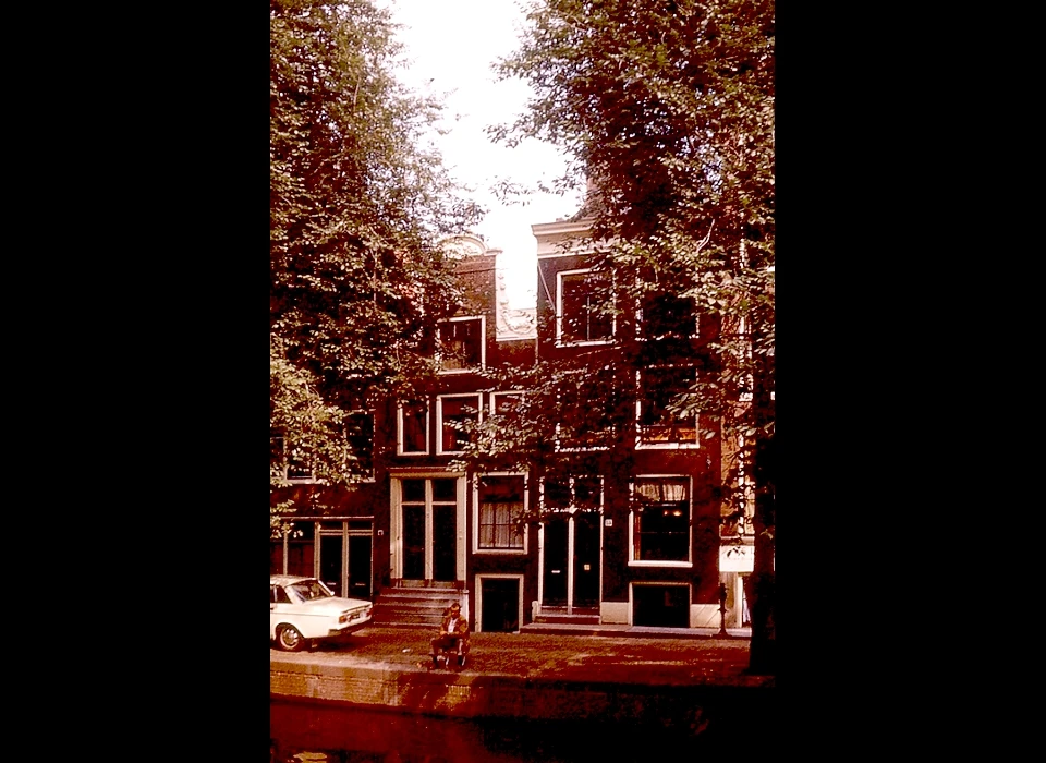 Groenburgwal 51-53, 51 is een halsgevel van ca.1700 (1976)