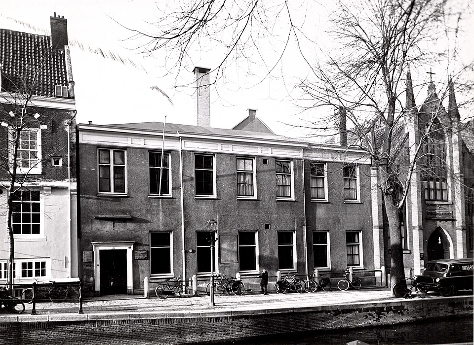 Groenburgwal 44 voormalig toegangsgebouw Staalhof en Zijdehal met de verminkte en gepleisterde gevel 1956